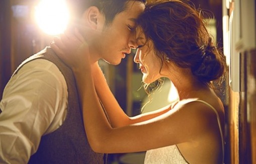 Tôi đã khóc khi anh ngủ cùng mình nhưng vẫn không tháo nhẫn cưới của vợ