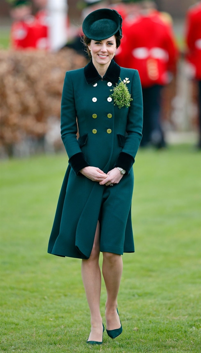 Boc gia loat trang phuc dat gia cua Cong nuong Kate Middleton 2017