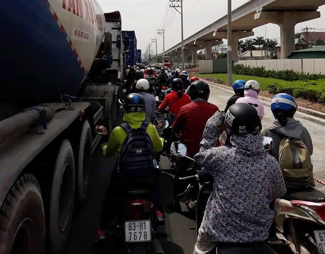 Oto nuom nuop vao cang cuói nam, giao thong cua ngo TP.HCM kẹt cúng hon nủa ngày