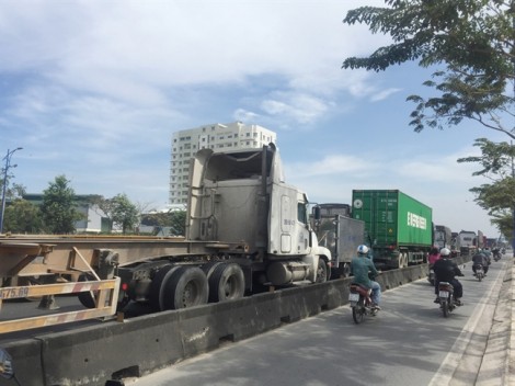 Ôtô nườm nượp vào cảng cuối năm, giao thông cửa ngõ TP.HCM kẹt cứng hơn nửa ngày