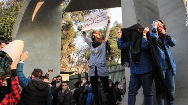 Iran: Bieu tinh leo thang, chinh phu dong cua truong hoc va duong sat