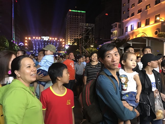 Nguoi dan 'xe rao', treo cay xem le hoi am nhac tai pho di bo Nguyen Hue