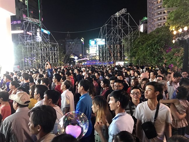 Nguoi dan 'xe rao', treo cay xem le hoi am nhac tai pho di bo Nguyen Hue