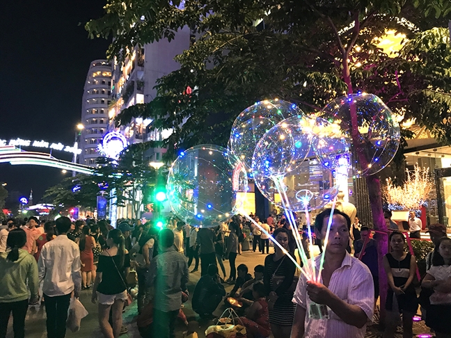 Nguoi dan 'xe rao', treo cay xem le hoi am nhac tai pho di bo Nguyen Hue