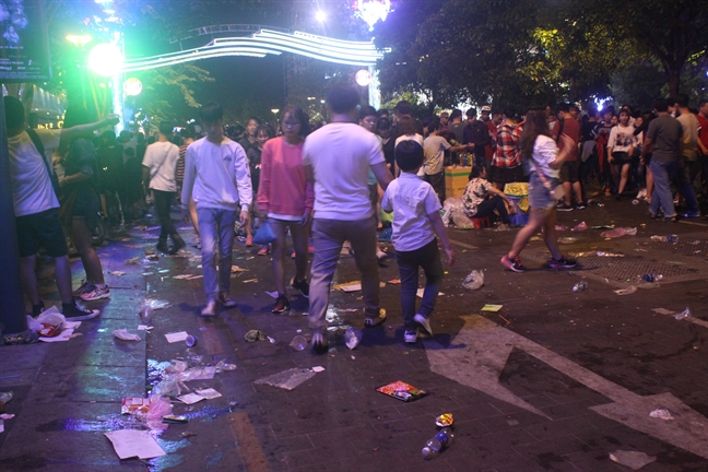 Vat va don rac sau le hoi am nhac tai pho di bo Nguyen Hue