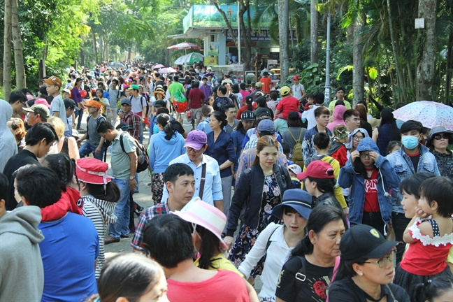 Hàng nghìn nguòi chen chúc vui choi tại Thảo Càm Vien trong ngày dàu nam mói