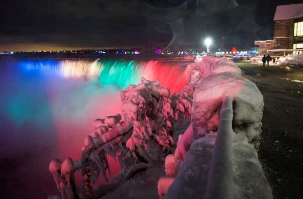 Thac Niagara hoa thanh 'song bang' vi gia lanh