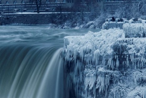 Thác Niagara hóa thành 'sông băng' vì giá lạnh