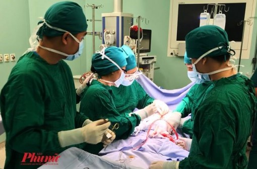 Bé gái 2 tuổi bị mảnh chén cắm sâu vào cổ khi đang tập ăn