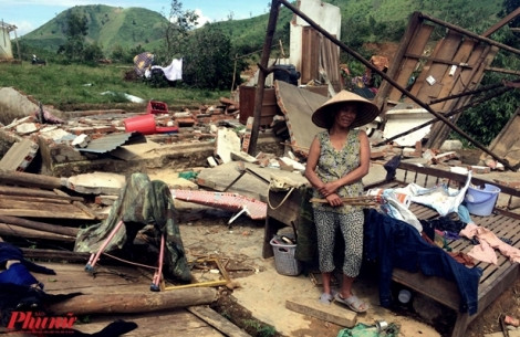 Báo Phụ Nữ TP.HCM tặng nhà cho hai hộ bị bão ở Phú Yên