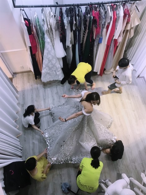 2 mẫu thiết kế 'đo ni đóng giày' cho Hoa hậu Phạm Hương tại chung kết Hoa hậu Hoàn vũ