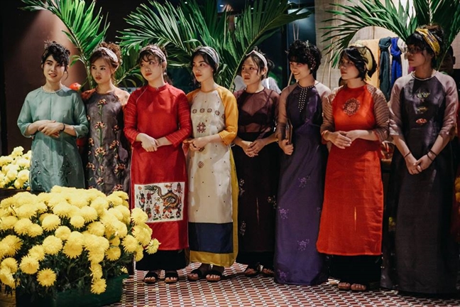 Sam ao dai don Tet