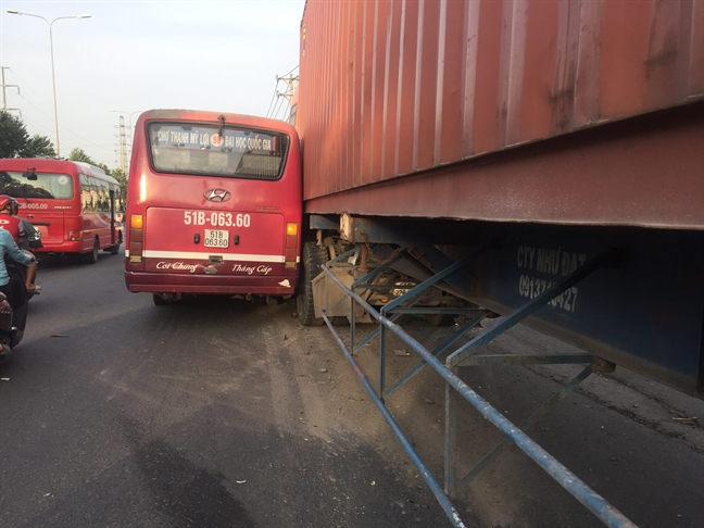 Kinh hoang xe buyt truy duoi quyet liet container tren quoc lo vi va cham giao thong