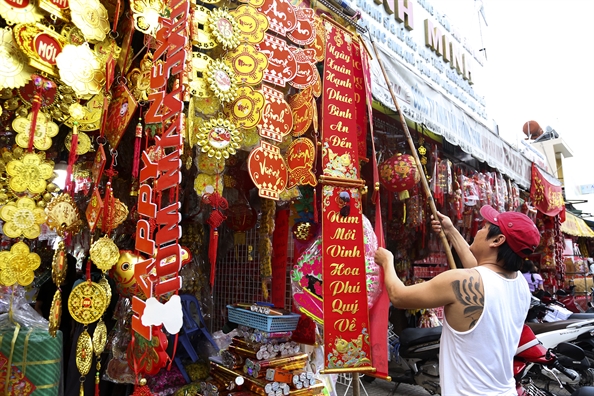 Nhộn nhịp sắm đồ trang trí tết cổ truyền ở Sài Gòn - Báo Phụ Nữ