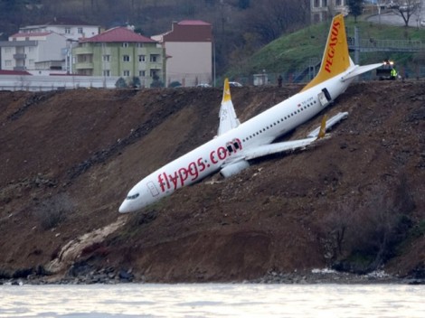 Thổ Nhĩ Kỳ: Máy bay chở khách trượt khỏi đường băng, cheo leo trên vách đá