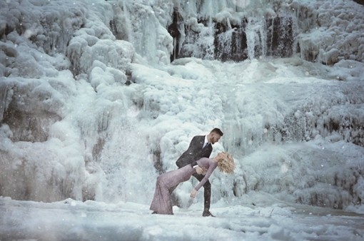 Bộ ảnh cưới huyền ảo giữa băng tuyết của cặp đôi người Mỹ