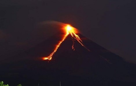 Núi lửa Mayon sắp phun trào, 15.000 người Philippines vội vã sơ tán
