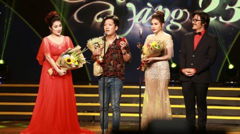Trường Giang cầu hôn Nhã Phương trên sân khấu ‘Mai vàng 2017’