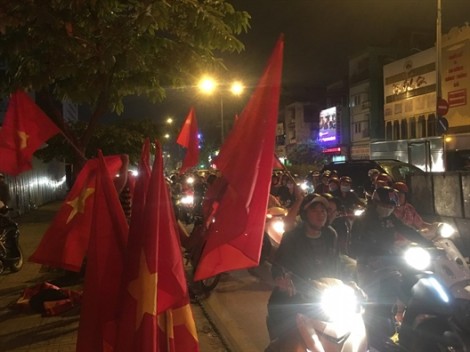 Người dân TP.HCM đổ ra đường ăn mừng chiến thắng lịch sử của U23 Việt Nam tại giải châu Á