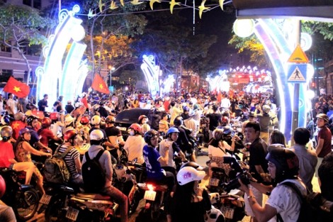 Biển người đổ về trung tâm Sài Gòn ăn mừng chiến thắng 'không thể tin nổi' của U23 Việt Nam