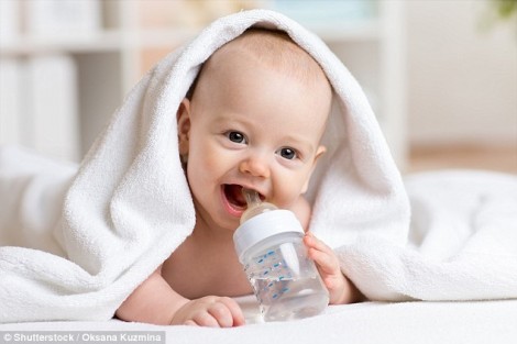 Vì sao cho trẻ sơ sinh uống nước có thể nguy hiểm tính mạng?