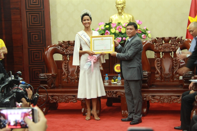 Tinh Dak Lak thuong dot xuat cho Hoa hau Hoan Vu H’Hen Nie