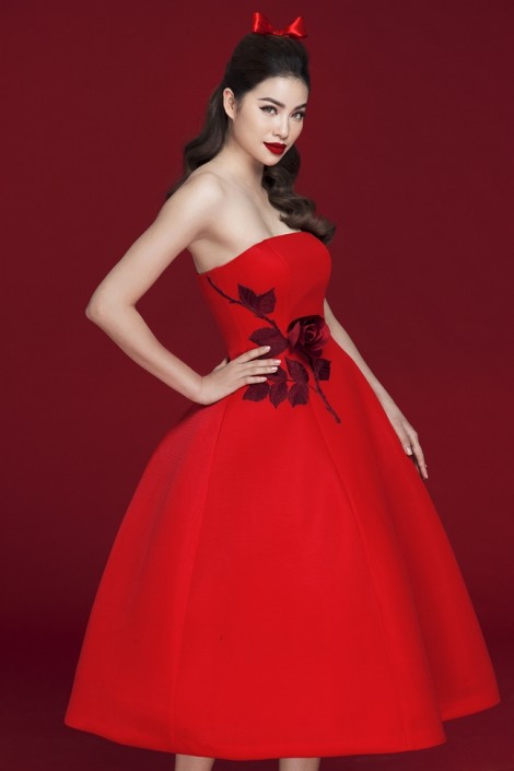 Hoa hậu Phạm Hương gợi ý 9 trang phục sắc đỏ rực rỡ đầu năm mới