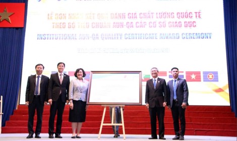 Trường đại học Việt đầu tiên đạt hai chuẩn kiểm định quốc tế uy tín