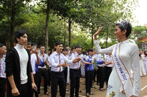 Hoa hậu H’Hen Niê bất ngờ được thầy giáo tặng cho chiếc xe cày