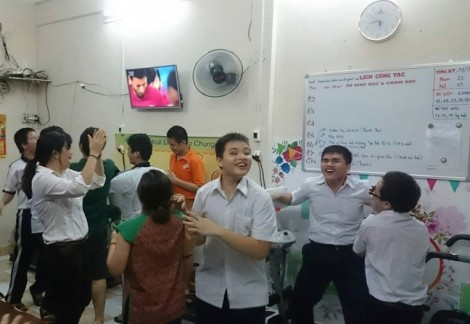 Học sinh khiếm thị cổ động hết mình cho trận đấu lịch sử của U23 Việt Nam
