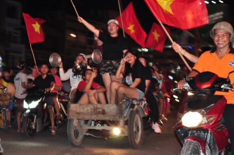 Hàng triệu người ra đường ăn mừng chiến thắng lịch sử của U23 Việt Nam trước U23 Qatar