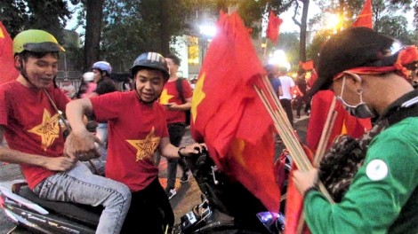 Dân bán cờ ở Sài Gòn 'trúng đậm' sau khi tuyển U23 Việt Nam vào chung kết