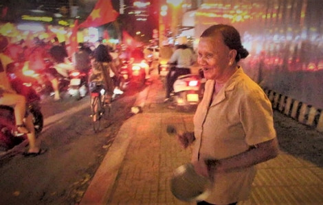 'Bà ngoại' 75 tuổi bỏ bán xuống đường nhảy múa mừng đội tuyển U23 Việt Nam