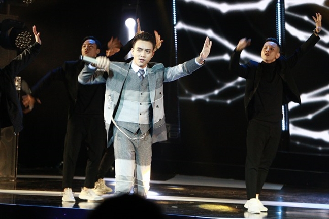 Huong Tram bat khoc khi nhan duoc 2 giai thuong tai 'Zing Music Awards'