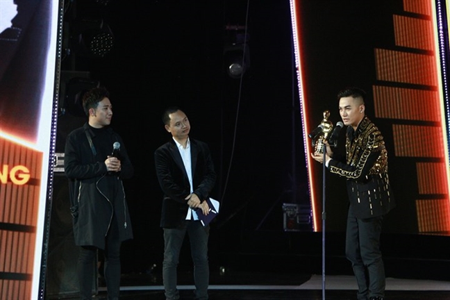 Huong Tram bat khoc khi nhan duoc 2 giai thuong tai 'Zing Music Awards'