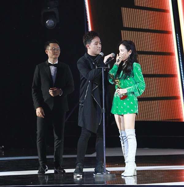 Huong Tram bat khoc khi nhan duoc 2 giai thuong tai 'Zing Music Awards'