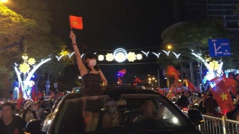 Mỹ Tâm, Đàm Vĩnh Hưng cũng xuống đường ‘đi bão’ ăn mừng chiến thắng của U23 Việt Nam
