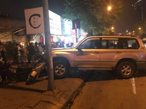 Ô tô "điên" gây tai nạn liên hoàn, 6 người nhập viện ở Hà Nội