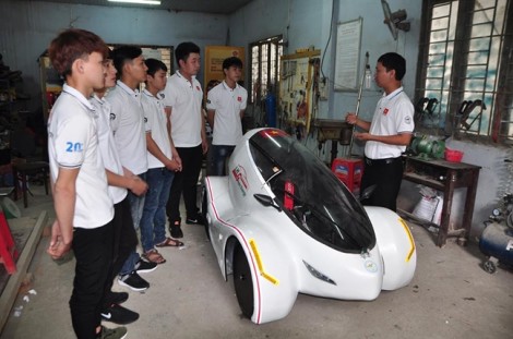 Nhóm sinh viên chế tạo xe 4 bánh chạy 200 km chỉ với một lít xăng
