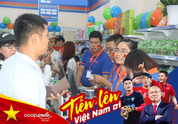 Co.opmart giam gia manh 2.300 san pham co vu tran chung ket U23 Viet Nam