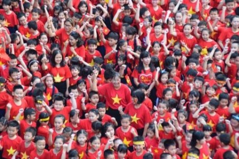Hơn 1.000 học sinh TP.HCM xếp hình trái tim ủng hộ U23 Việt Nam