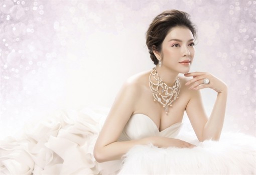 Lý Nhã Kỳ ngọt ngào với phong cách váy cưới cổ điển