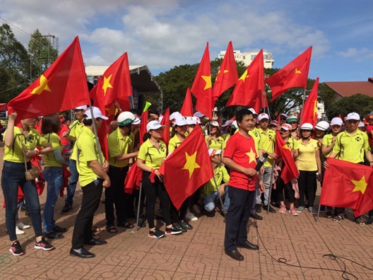 Hang trieu nguoi Viet Nam xuong duong co vu U23 Viet Nam trong tran cau lich su