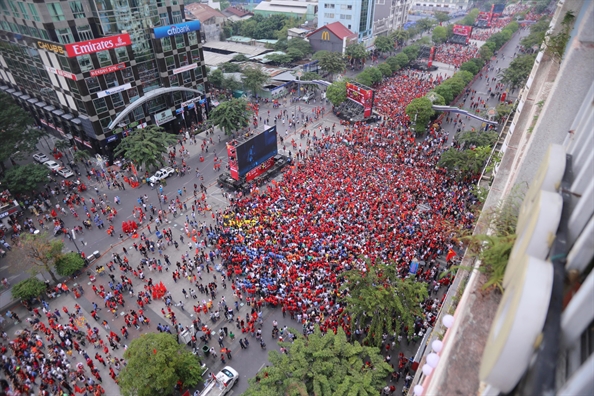 Duong di bo Nguyen Hue tran ngap sac do boi hang chuc ngan co dong vien