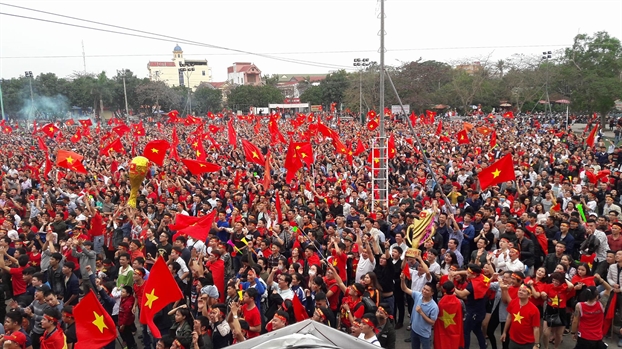 Nguoi ham mo Viet Nam vo oa voi sieu pham da phat 'cau vong trong tuyet' cua Quang Hai