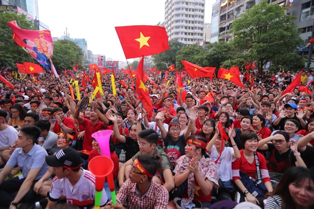 Nguoi ham mo Viet Nam vo oa voi sieu pham da phat 'cau vong trong tuyet' cua Quang Hai