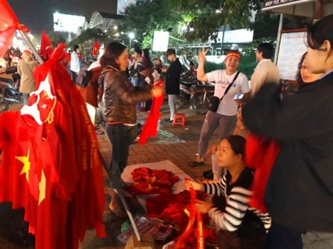 Dân Huế đổ xô sắm áo, cờ Tổ quốc cổ vũ đội tuyển U23 Việt Nam
