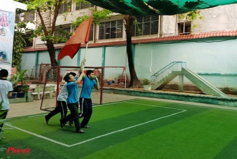 Học sinh khiếm thị tự chế kèn độc đáo thổi ì đùng cổ vũ U23 Việt Nam