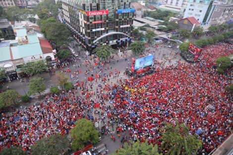 Đường đi bộ Nguyễn Huệ tràn ngập sắc đỏ bởi hàng chục ngàn cổ động viên