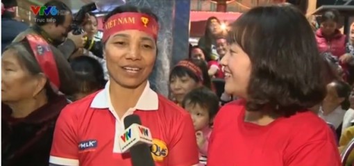 'Con có đau không? Đá bóng giữa thời tiết như thế, con có buốt không?'